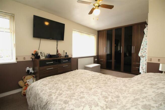 bedroom 1.JPG