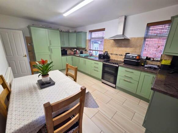 6 Larch - Kitchen.jpg