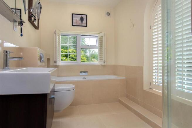 9 En suite.jpg