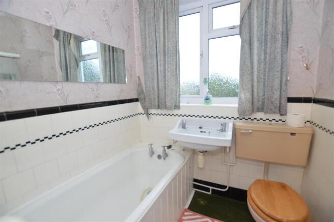 9 Villiers Avenue bath.JPG
