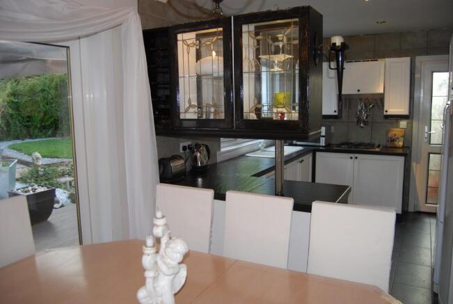 FITTED KITCHEN