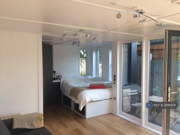 Gardenstudio Bed, Side Terrasse