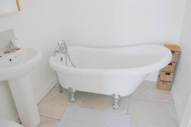 EN SUITE BATHROOM