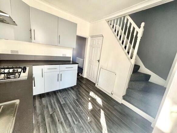 2 bed Terraced to rent Image 5