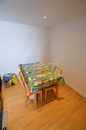 4 bed Flat to rent Image 12