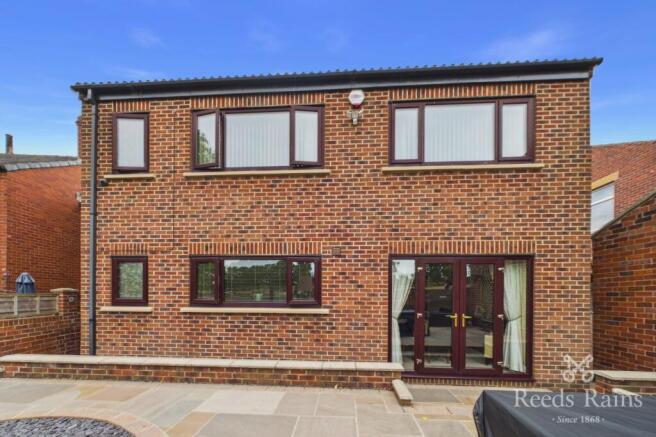 5 bed Detached for sale Image 7