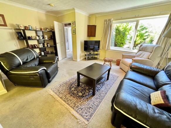 Living area 2.jpeg