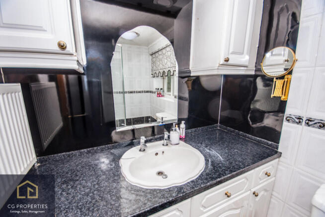 3 bed Semi-Detached for sale Image 9