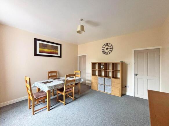2 bed Terraced to rent Image 4