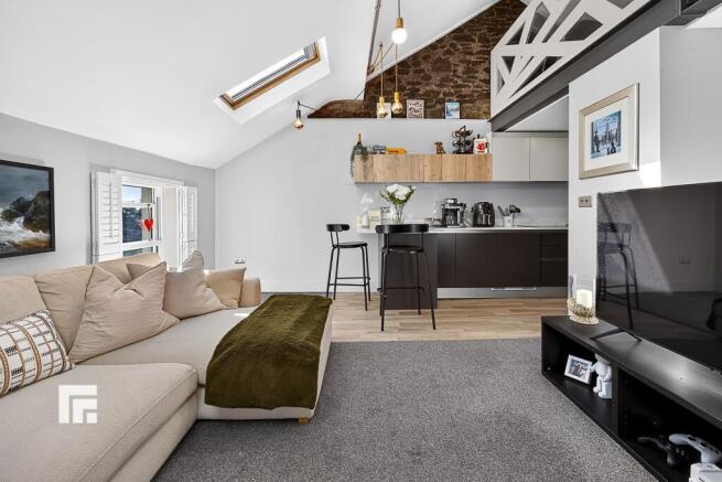 LOUNGE/KITCHEN/DINING AREA
