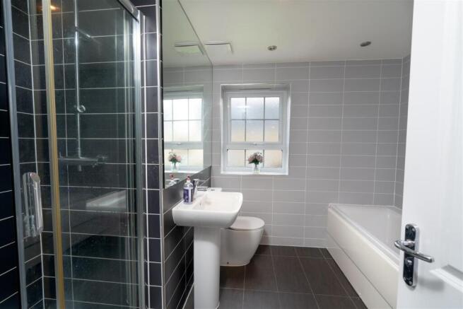 5 bed Detached for sale Image 9