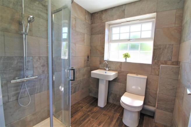 EN-SUITE SHOWER ROOM