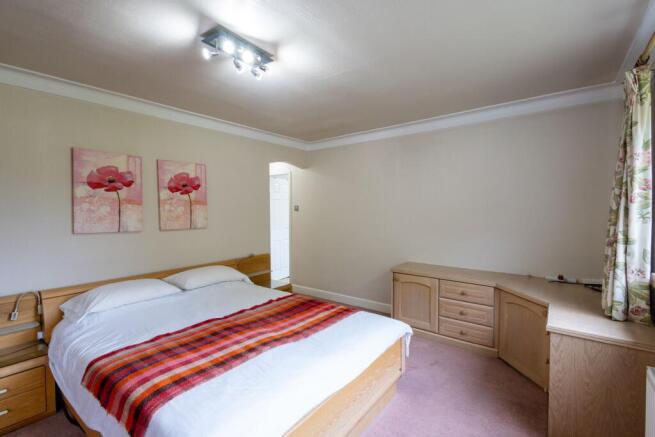 4 bed Bungalow for sale Image 11