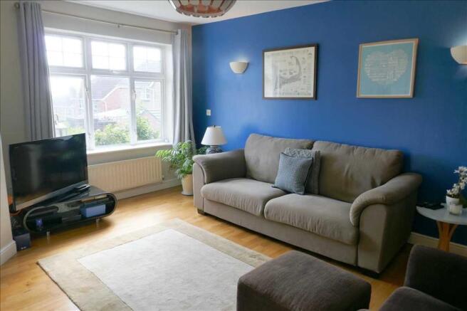LOUNGE (Front):