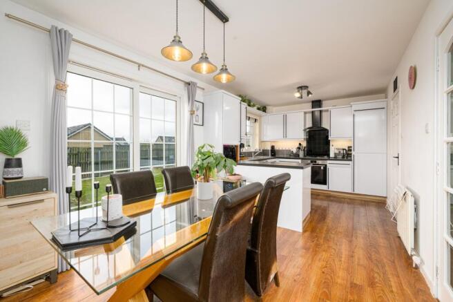 Dining/kitchen