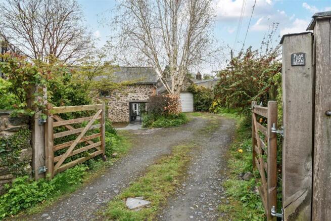 Driveway - EXT.jpg