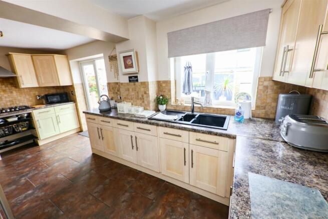 3 bed Semi-Detached for sale Image 12