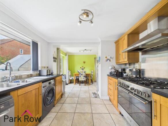 KITCHEN/DINING