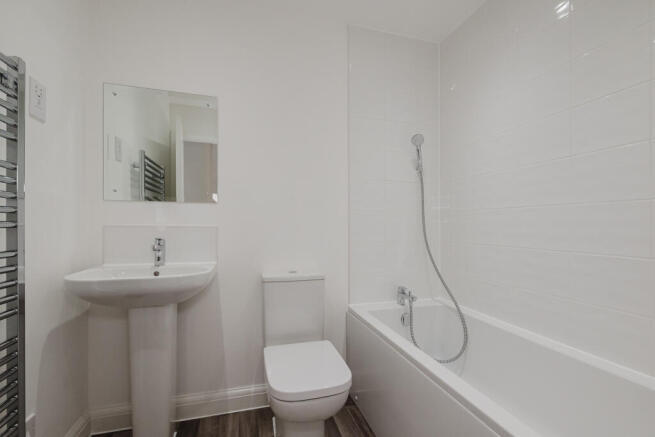 4 bed House to rent Image 11