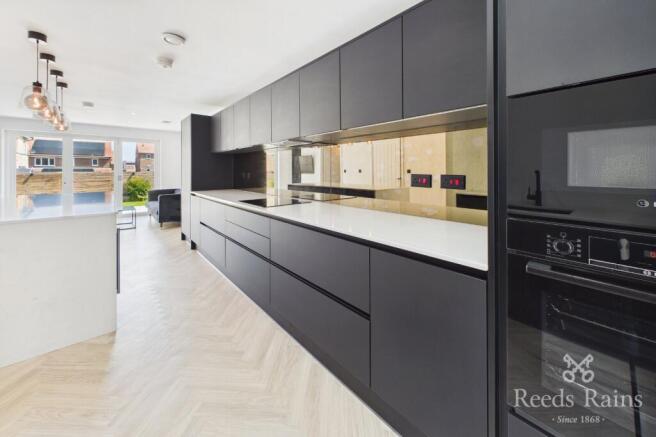 4 bed Detached to rent Image 4