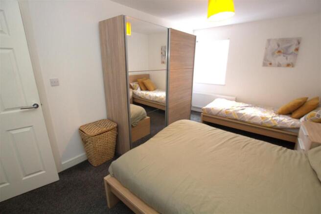 2 bed Apartment to rent Image 7