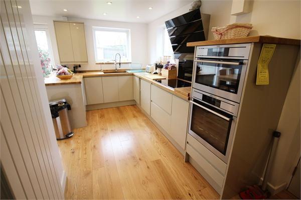 Kitchen/ Dining Roo