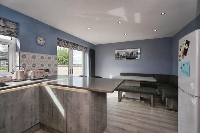 4 bed Semi-Detached for sale Image 9