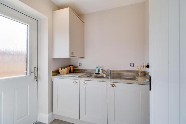 5 bed Detached for sale Image 7