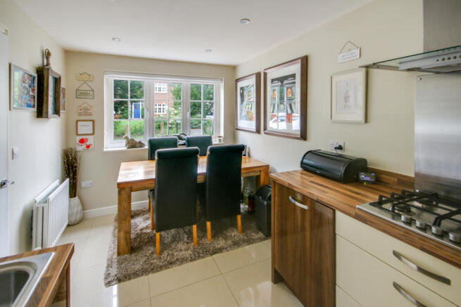 Field Drive, Crawley Down, West Sussex photo 4