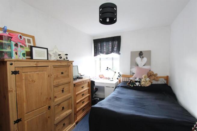 4 Spencer Ave bed2.jpg
