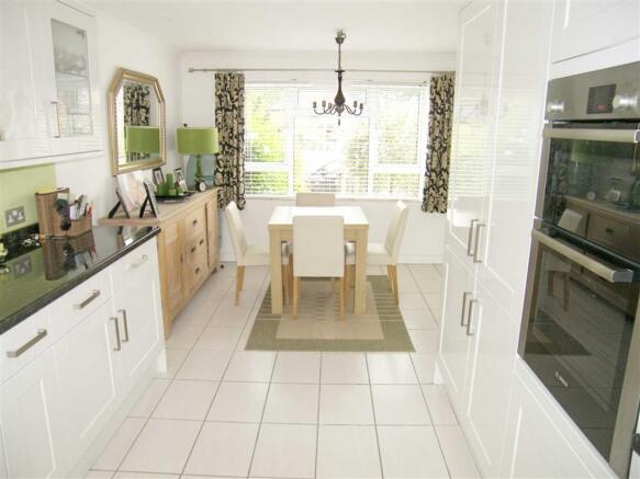 KITCHEN / DINING ROO