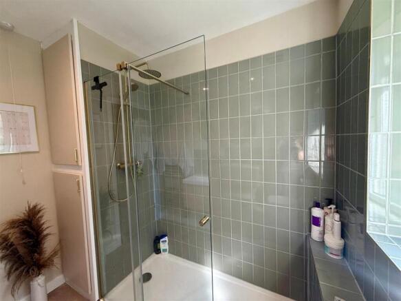 2 bed Flat for sale Image 5