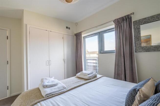 2 bed Apartment to rent Image 8