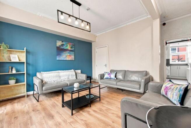 6 bed House to rent Image 3
