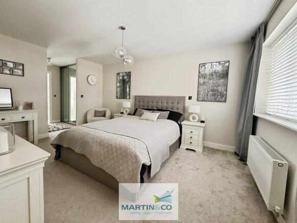 5 bed Detached for sale Image 4