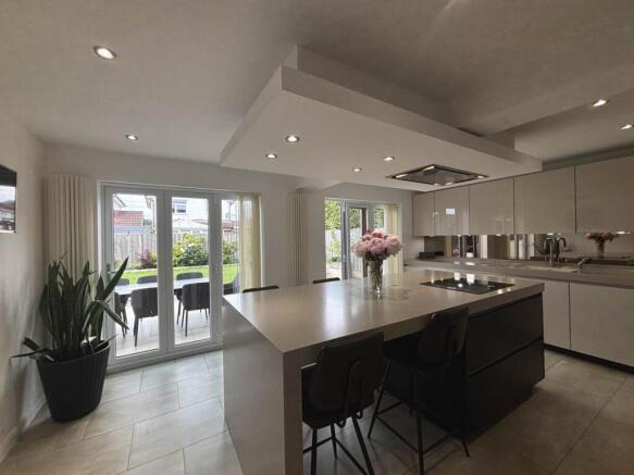 5 bed Detached for sale Image 10