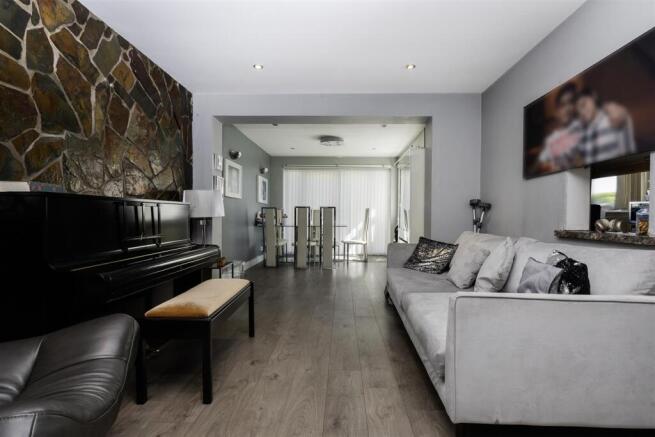 5 bed Detached for sale Image 9