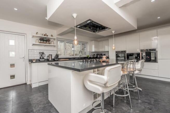 5 bed Detached for sale Image 9