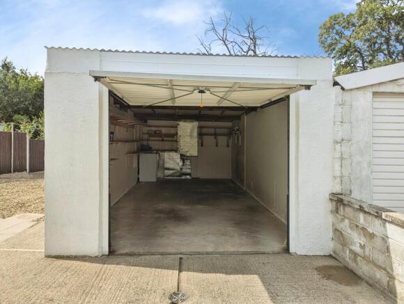 2 bed Semi-Detached Bungalow to rent Image 12
