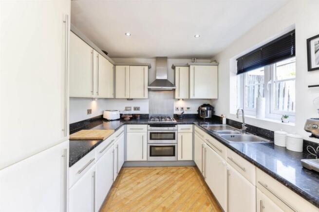 4 bed Town House for sale Image 6