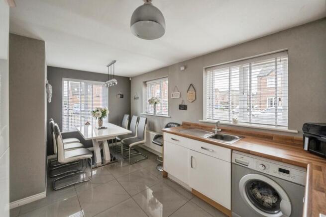 3 bed Semi-Detached for sale Image 7