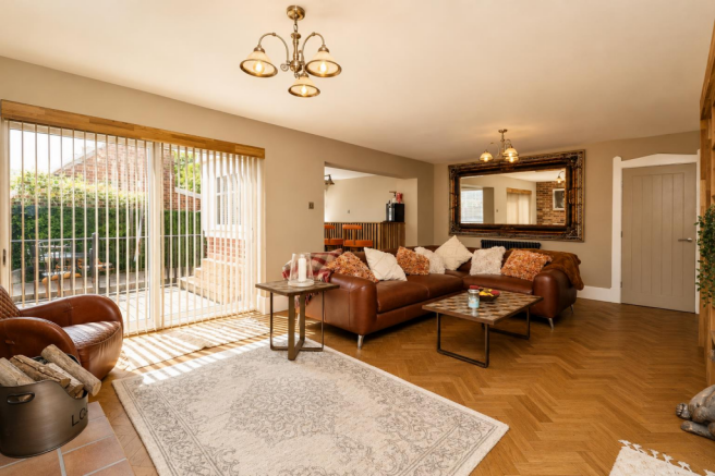 4 bed Detached for sale Image 11