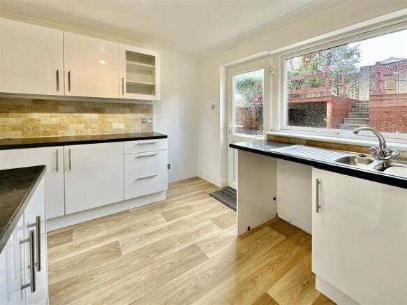 14 Summerlands Close 10.JPG