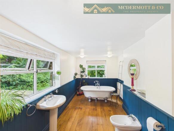 4 bed Detached for sale Image 6