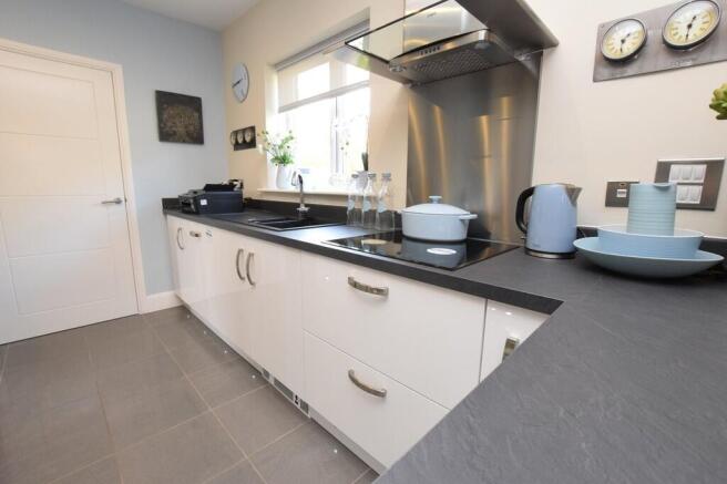 4 bed Detached to rent Image 4