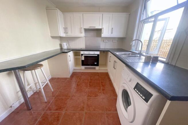 Fitted kitchen with