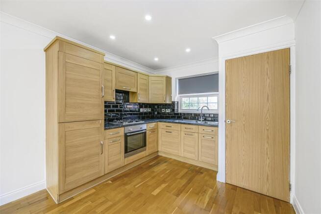 Kingsley Road Loughton IG10-11.jpg