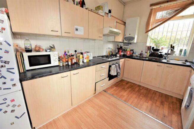 7 bed House to rent Image 8