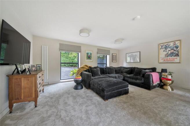 5 bed Detached for sale Image 3
