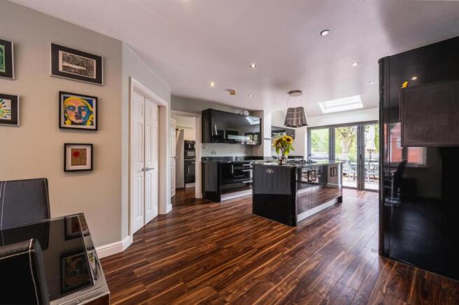 7 bed Detached for sale Image 10